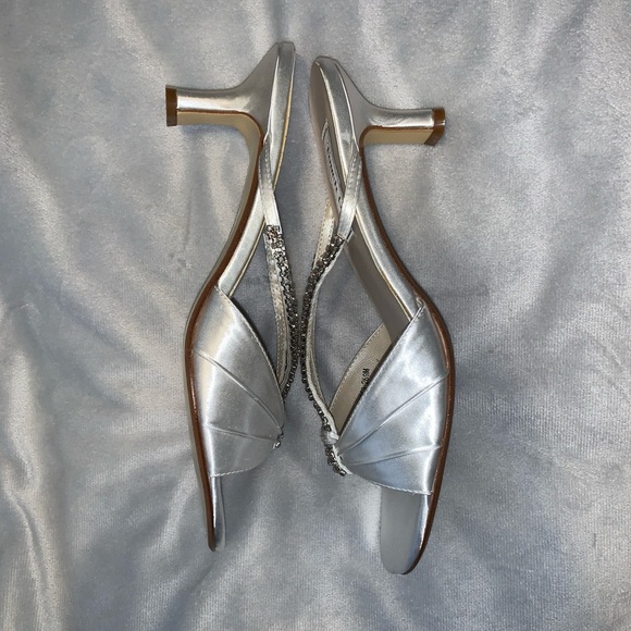 Touch Ups white satin thong kitten heel rhinestone strap size 9.5 Sandals bride - Picture 4 of 10